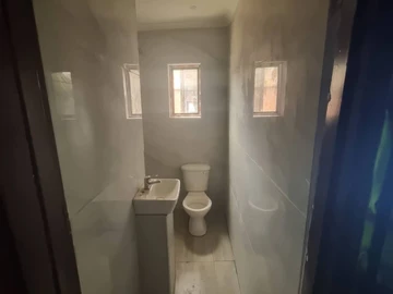 2 Bedroom Flat & Apartment