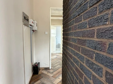 2 Bedroom Flat & Apartment