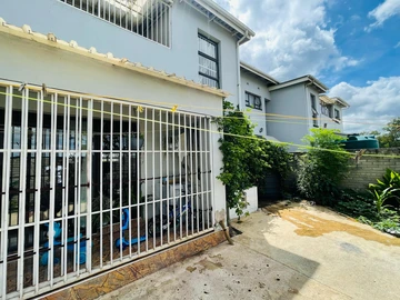 3 Bedroom Flat & Apartment