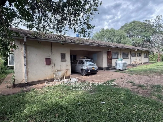 A house for sale in Mshumavale, Kadoma